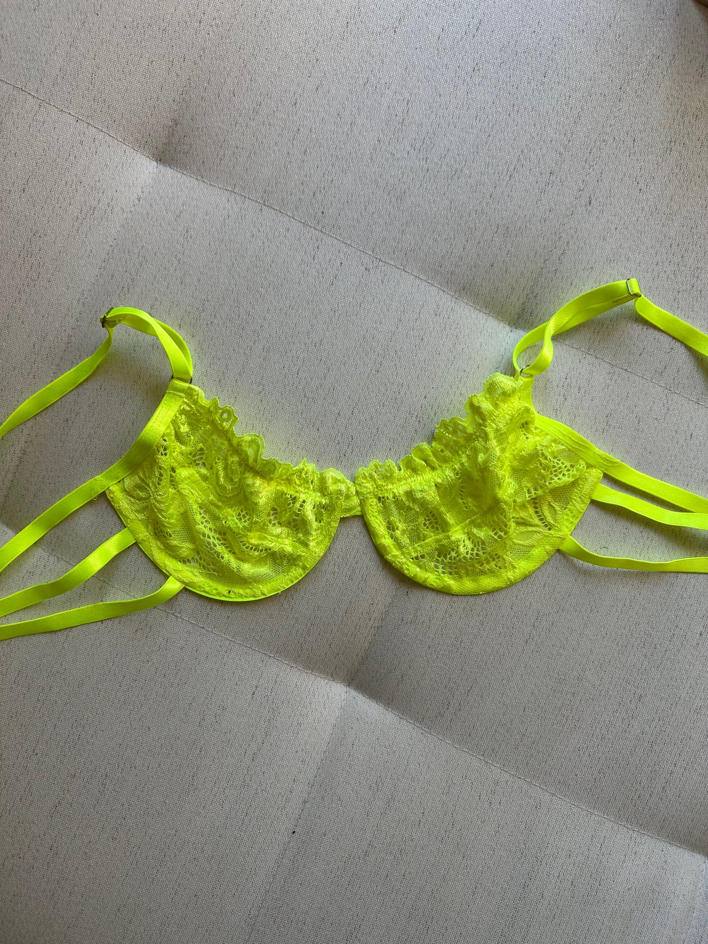 Bra con aros color amarillo fluor
